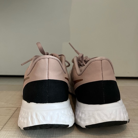 Women’s Nike Revolution 5 Sneakers size 6.5 - Picture 4 of 7